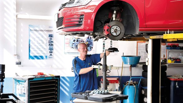 Stoßdämpfer-Service bei AUTO CHECK KFZ Werkstatt und Autoreparatur Mayer & Köhler in Göppingen